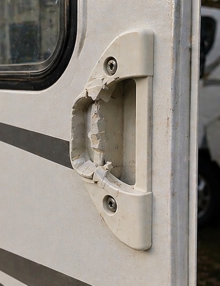 Tirador de puerta de autocaravana roto y dañado